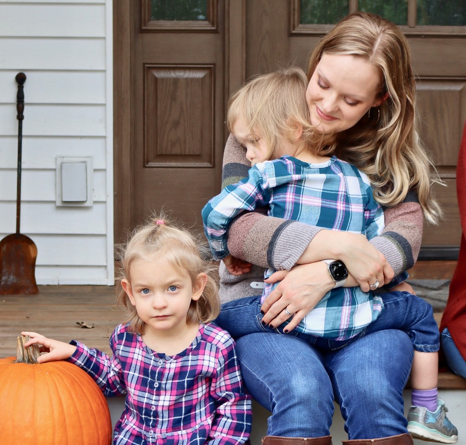 Living in Pain blog image. Photo of Jessie's sister and her two girls.